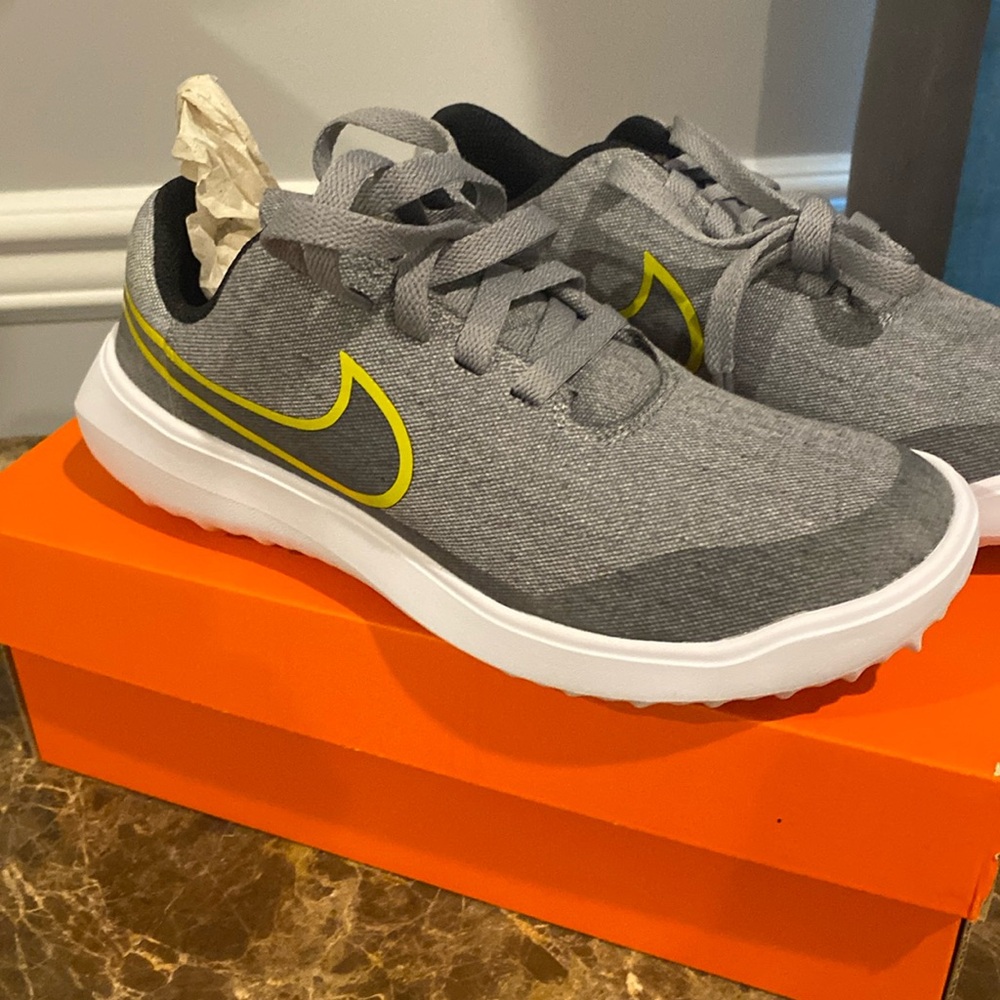 NIKE VICTORY GLITE NN. Gray with white soles.size 4.5 women
